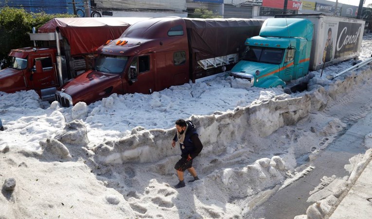 Čudna tuča u Meksiku: U gradu u kojemu je bilo 30°C ceste ispod metar i pol leda